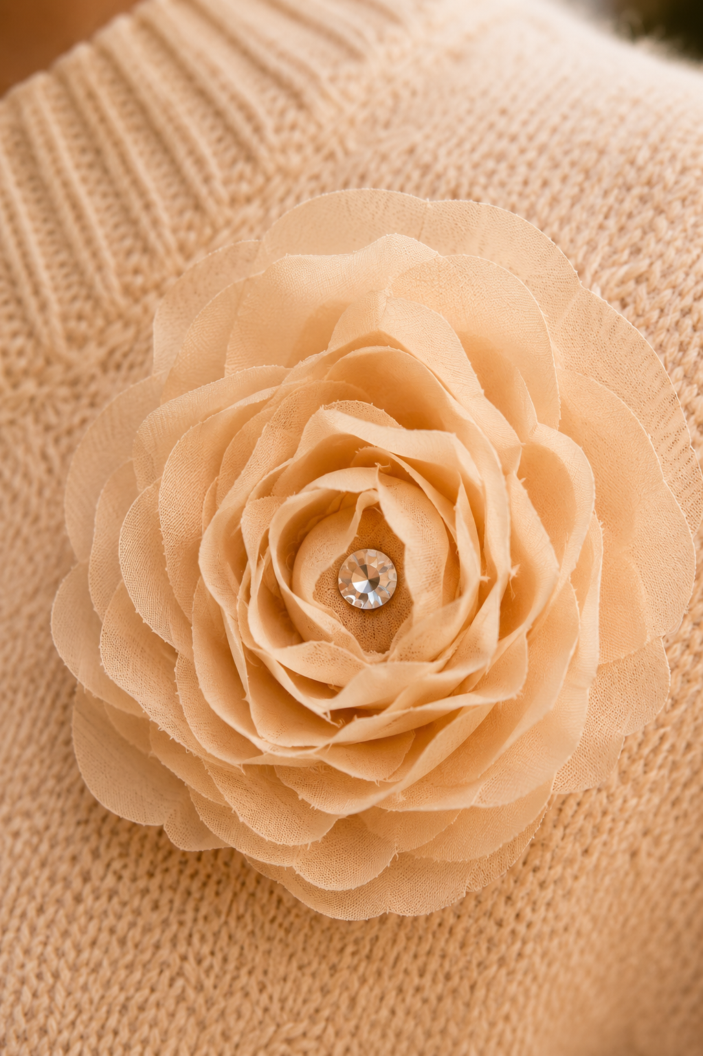 Blütenpullover in Beige – Eleganz mit romantischem Charme