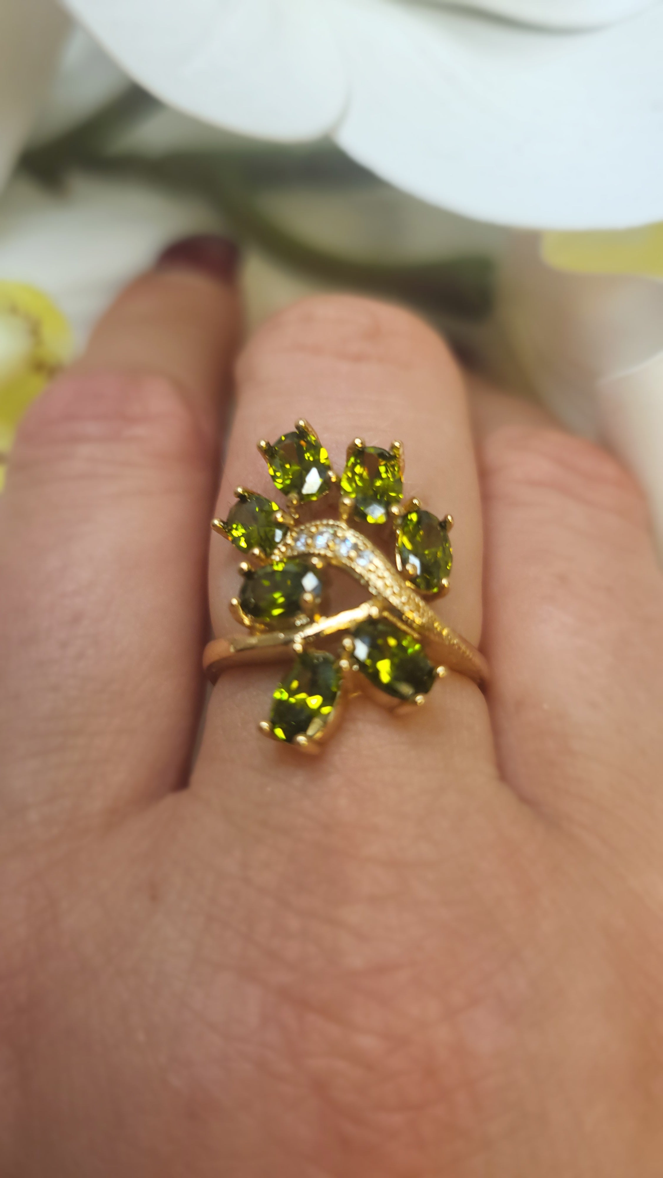 ✨ Exklusiver Goldring „Green Leaf“ mit grünen Zirkonia Größe 8 ✨