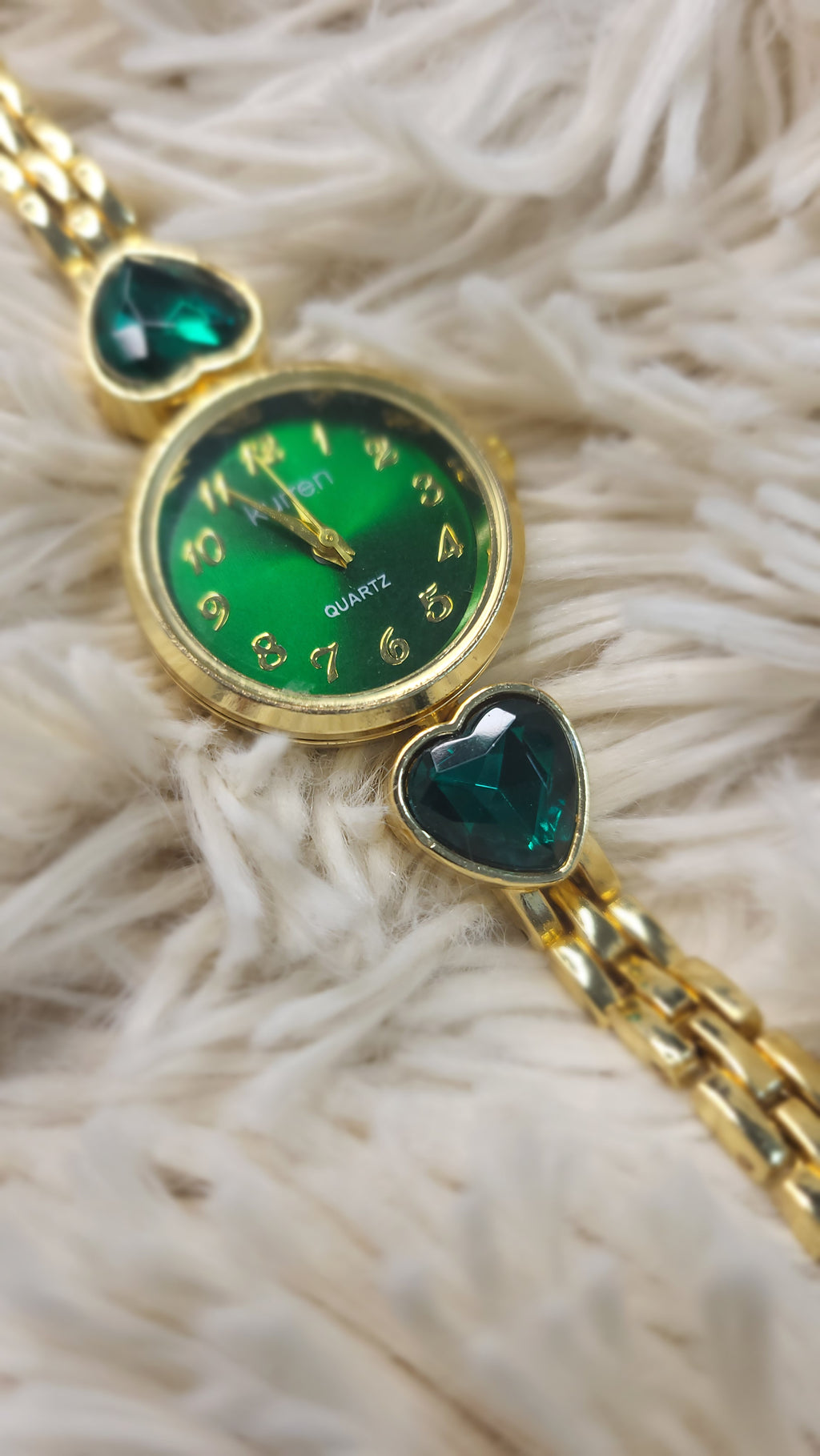 💚✨ Luxus Damenuhr Green Heart mit funkelnden Herzdetails ✨💚