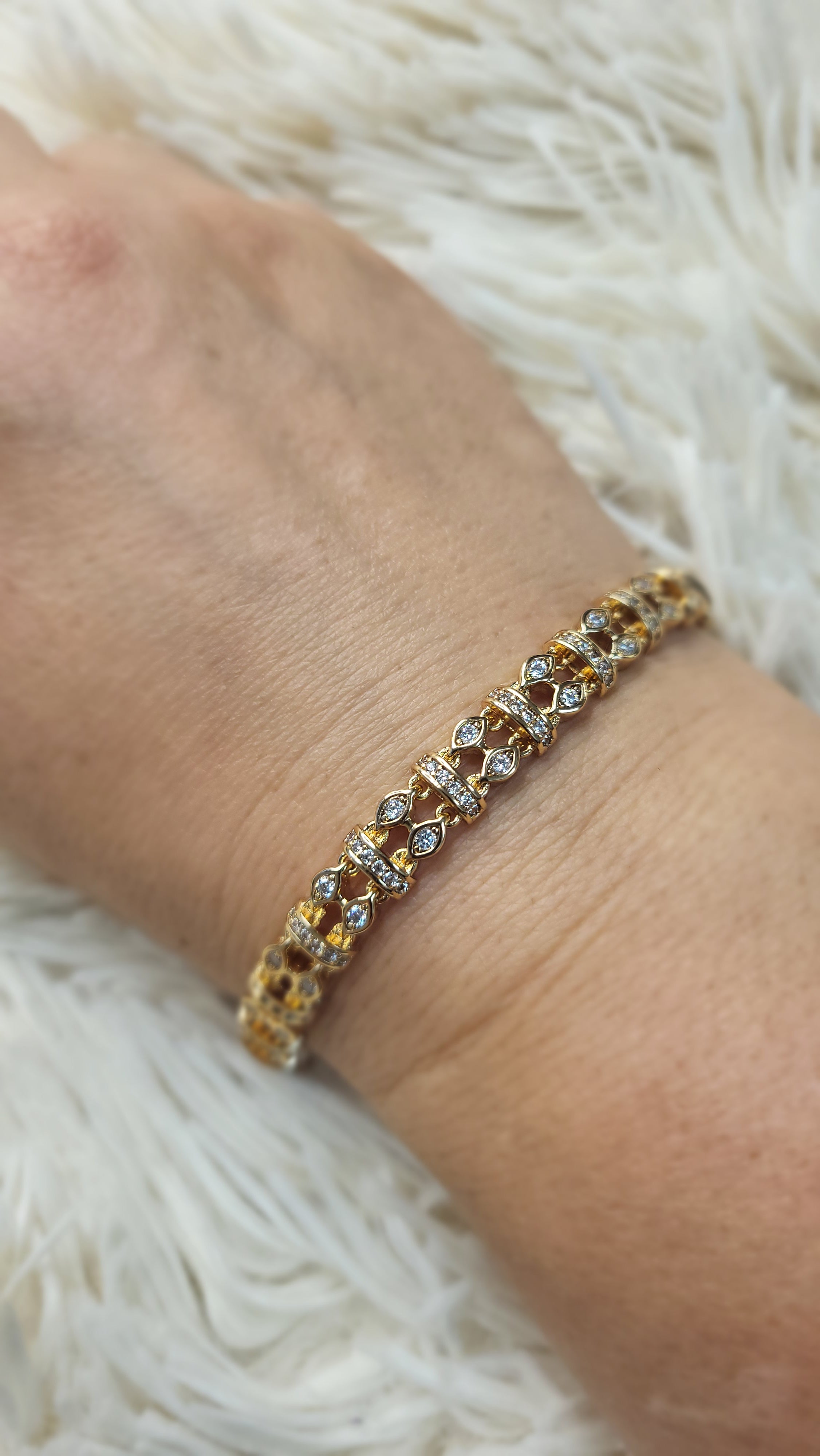 👑 Golden Harmony – Elegantes Damenarmband aus Chirurgenstahl & Zirkonia ✨