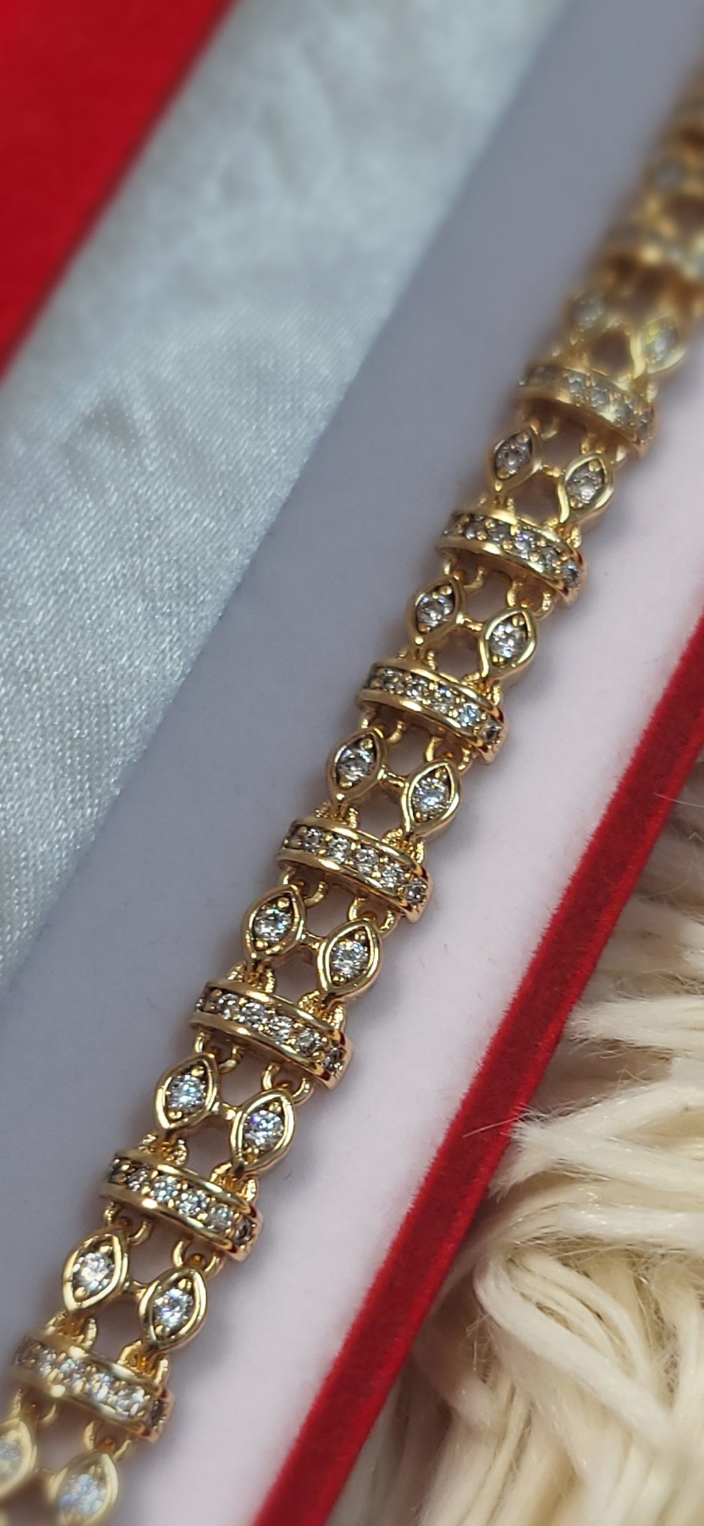 👑 Golden Harmony – Elegantes Damenarmband aus Chirurgenstahl & Zirkonia ✨