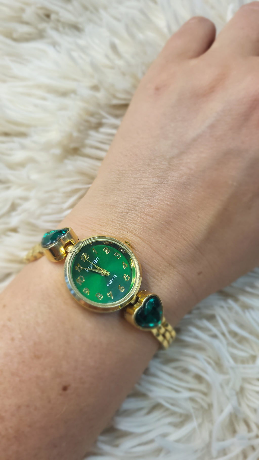 💚✨ Luxus Damenuhr Green Heart mit funkelnden Herzdetails ✨💚