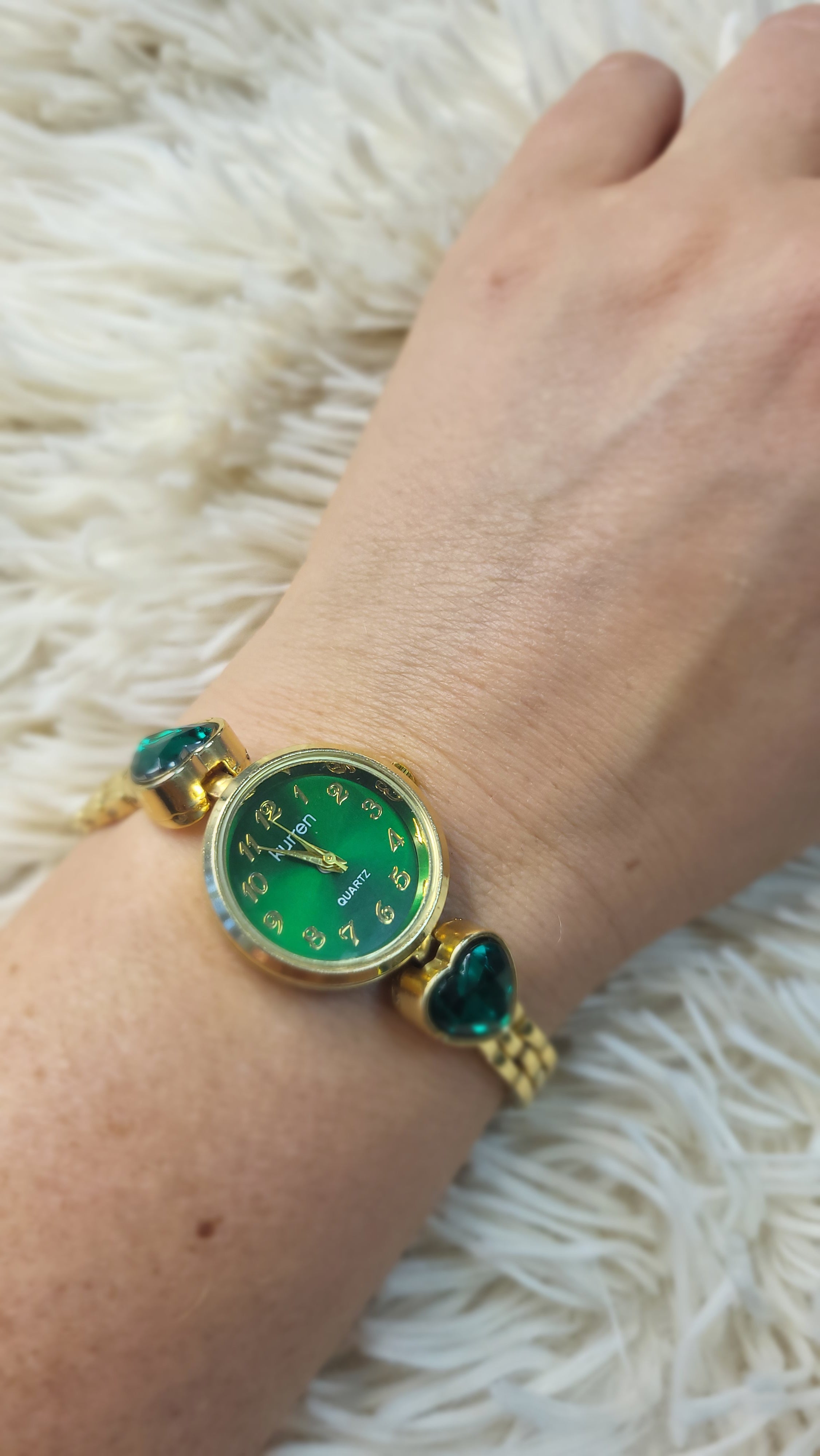 💚✨ Luxus Damenuhr Green Heart mit funkelnden Herzdetails ✨💚