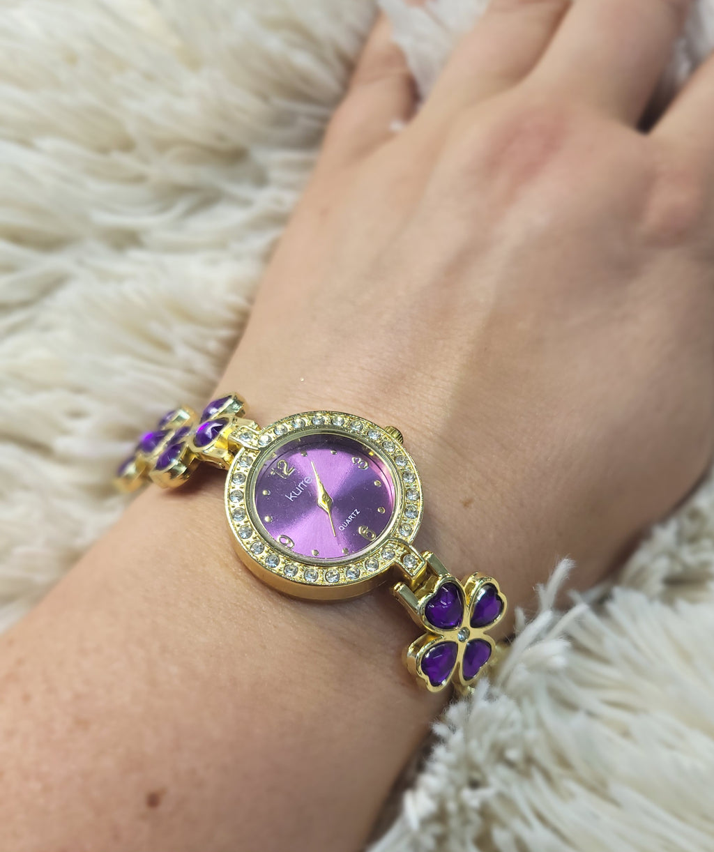 💜✨ Luxus Damenuhr mit violetten Kleeblatt-Details und Zirkonia ✨💜