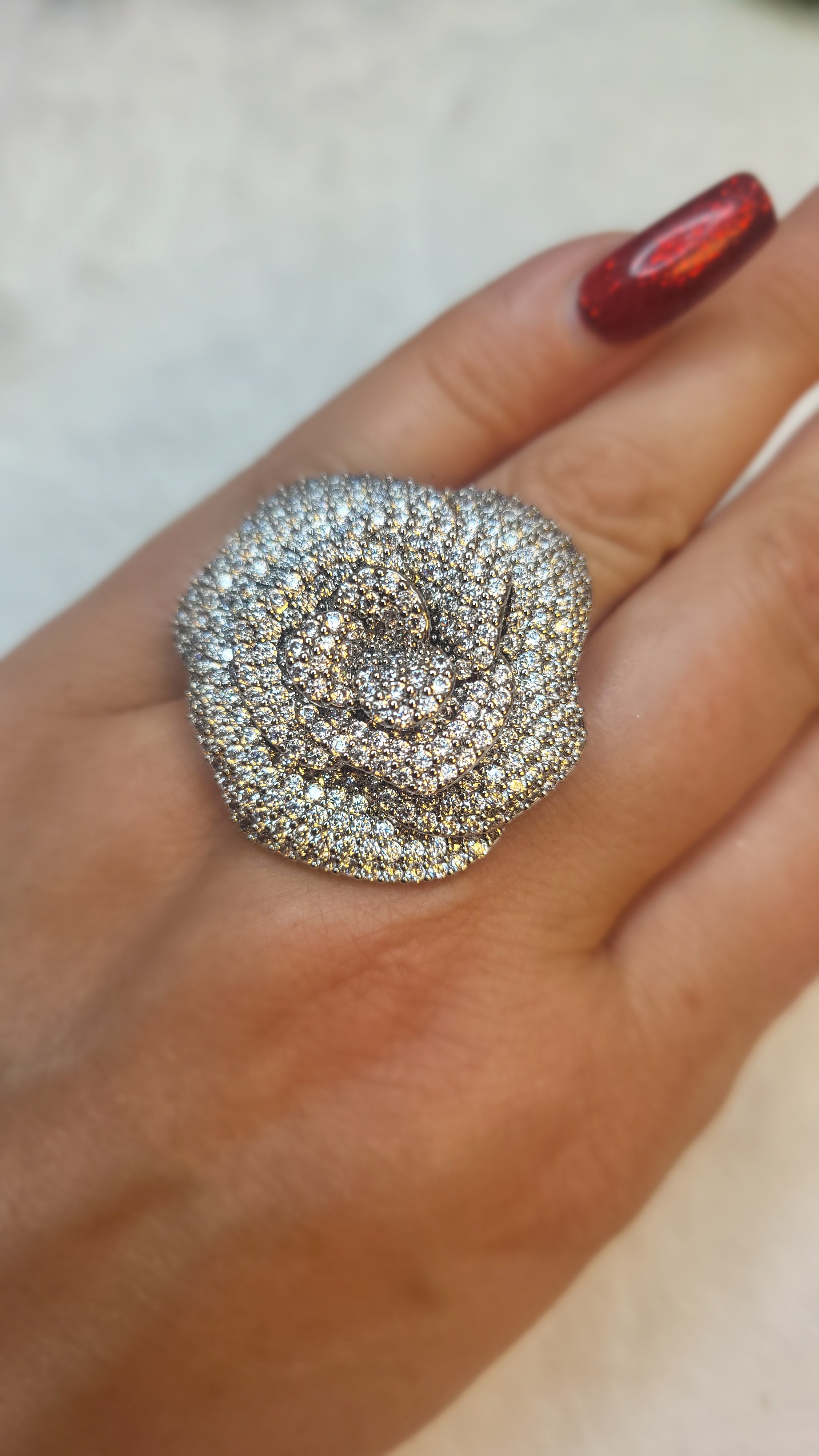 🌹✨ Luxus Rosenring ✨🌹
Funkelnder Blütenzauber mit Zirkonia Größe 6